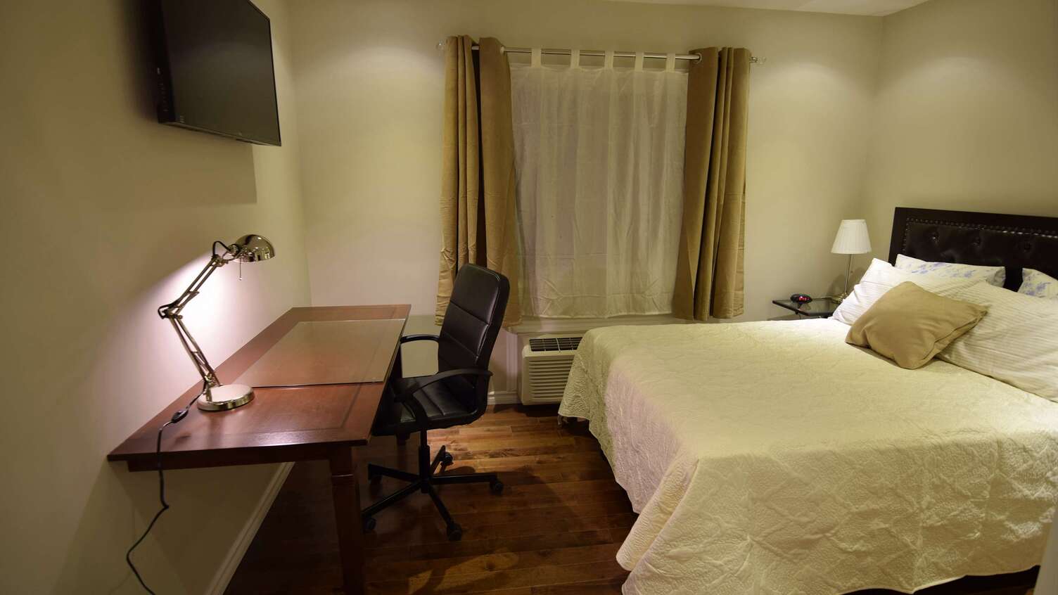 Bachelor Studio Suite image 1